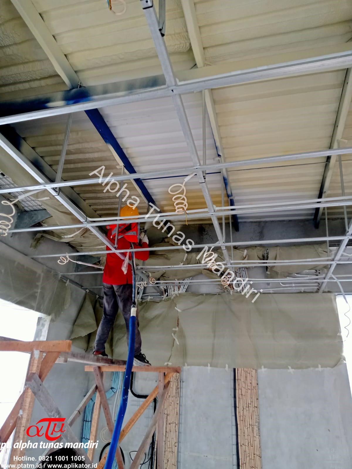 Aplikasi PU Foam Pada Area Atap Spandek